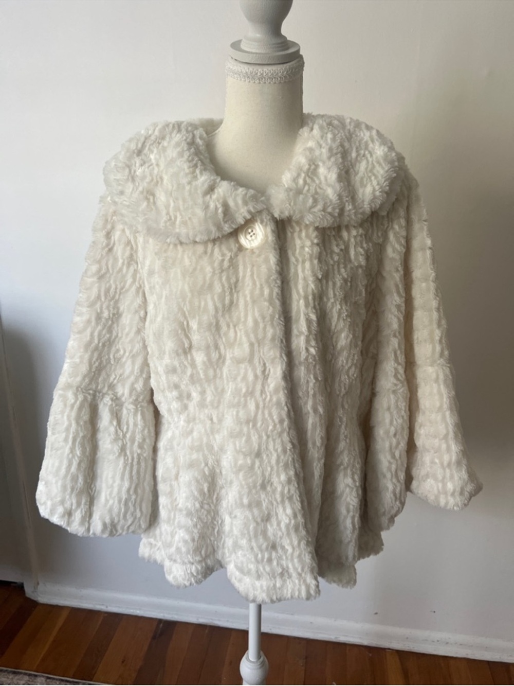 The Pyramid Collection women’s soft white Faux Fur Retro Swing Jacket, Size L